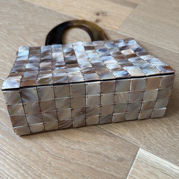 Vintage Mother of Pearl Purse w/ tortoise handles - Picture 4 of 8
